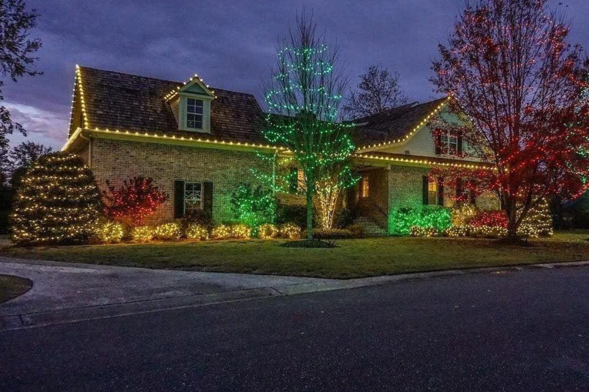 Family Christmas Lights Outdoor Ideas brightwrx.com-madras