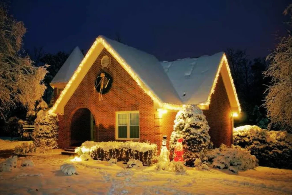 Outdoor Holiday Lighting Ideas for Small Homes brightwrx.com-madras