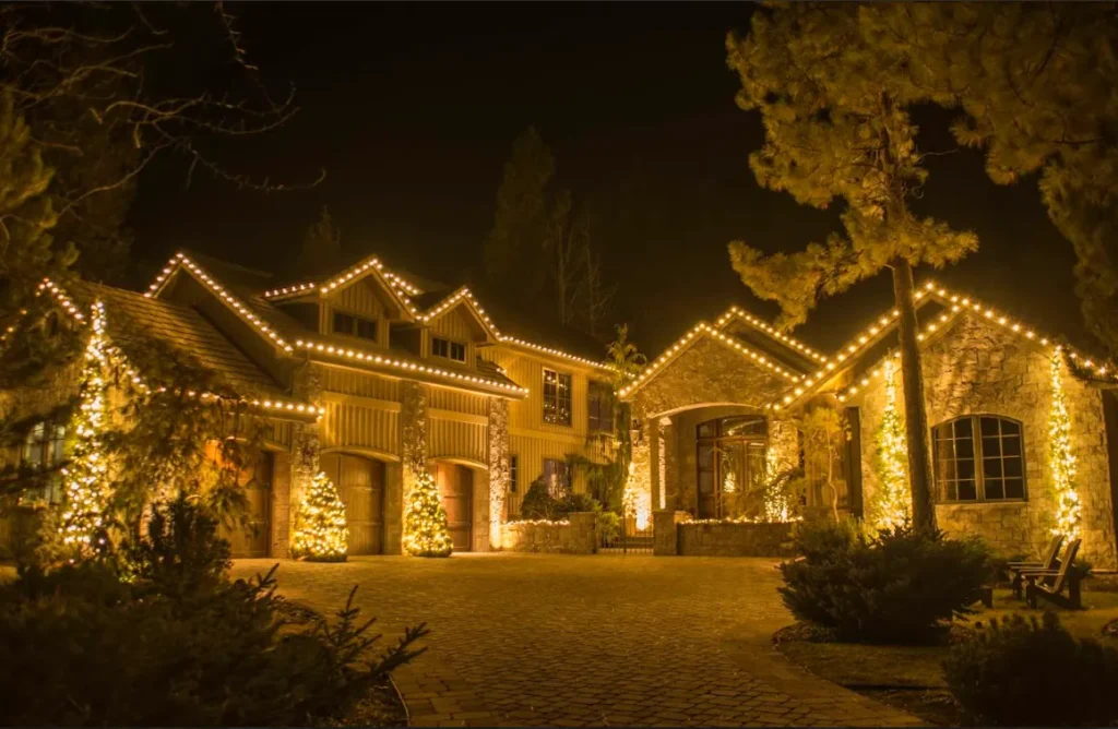 Christmas Lighting Trends 2024 in Bend, Portland, and Salem, Oregon 4 Best Holiday Lights Pricing Bend OR
